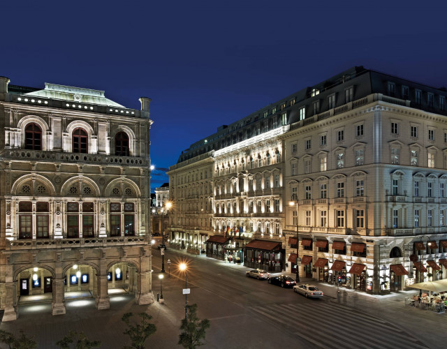 Hotel-Sacher-Wien,-Haupteingang-Nacht-IV-(c)-Hotel-Sacher.jpg