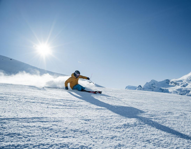 Skifahren-Hohsaas-(c)SaastalTourismusAG-AmarcsterMedia.jpg