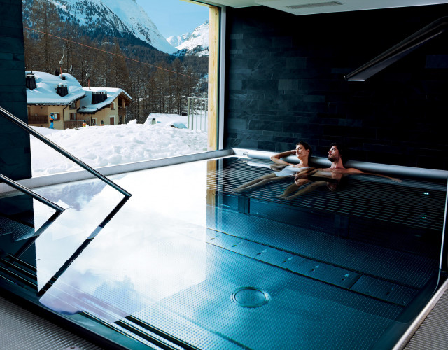 Nira-Alpina-Pool-couple-WINTER_MR.jpg