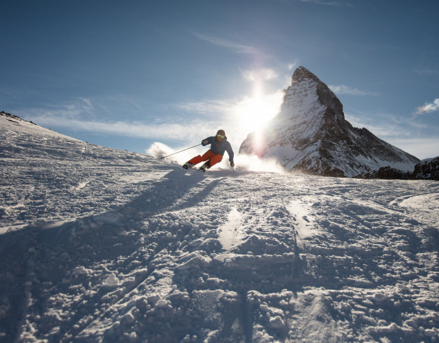 Skifahren-bei-Sonnenuntergang_cr-Pascal_Gertschen-1611237284.jpg