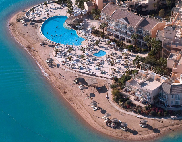 Movenpick_gouna_hotel_pool_beach_web.jpg