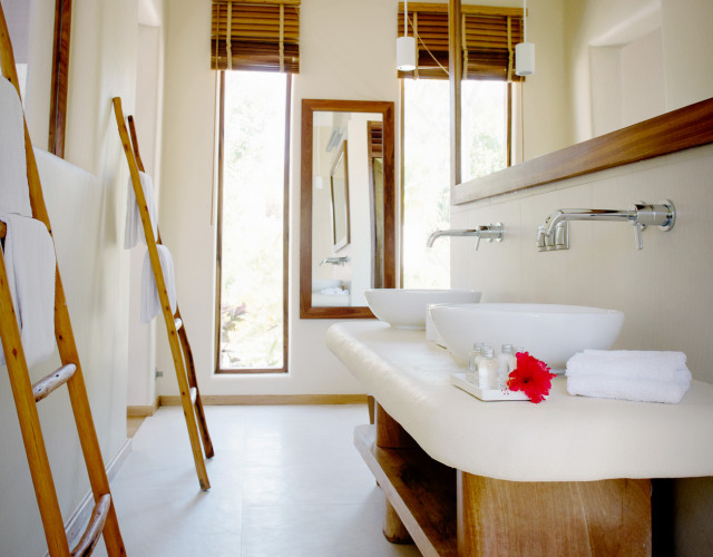 Villa---en-suite-bathroom-web.jpg