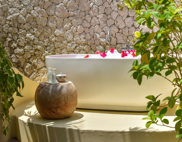 Villa---outdoor-bathtub-web.jpg