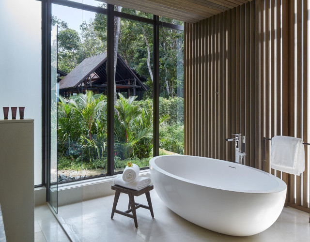 Rainforest-Deluxe-Bathroom-web.jpg