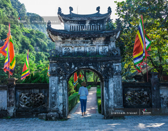 Hoa-Lu-Ninh-Binh---Copyright-Christian-Berg-min.jpg