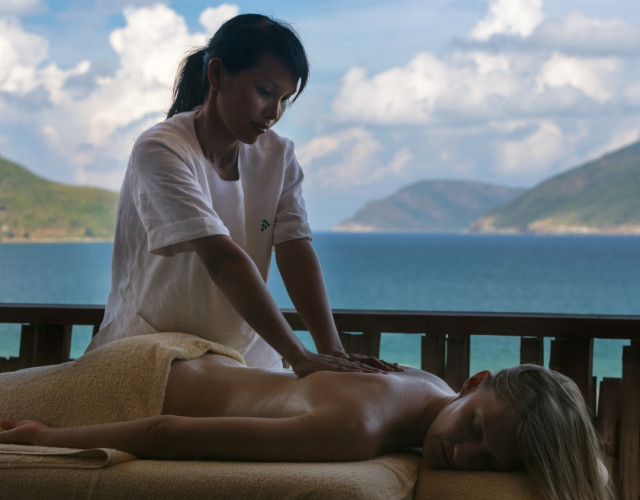 Massage-at-Six-Senses-Spa_[5419-LARGE].jpg