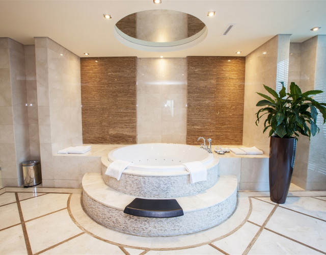 king-Suite_Bathroom-1.jpg