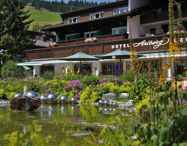 Hotel_Arlberg_Garten_Terrasse.jpg