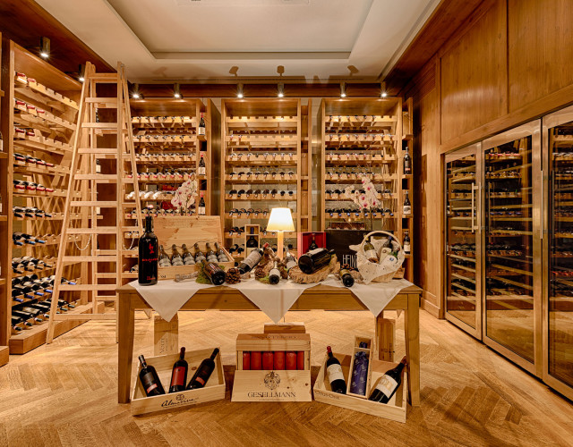 JPEG_Kempinski-Das-Tirol_Atmosphere_Wine-Cellar-web.jpg