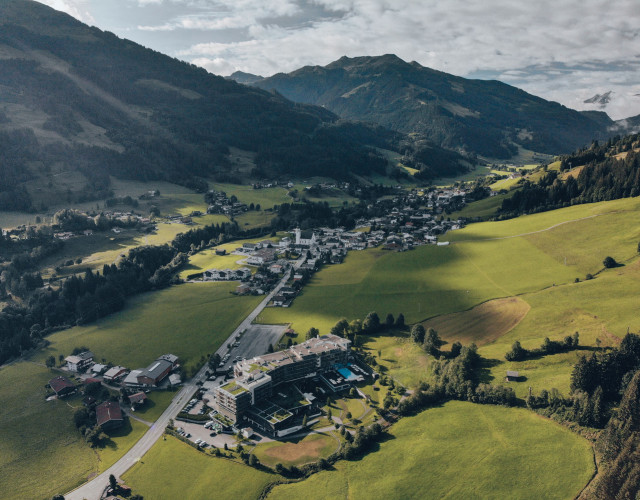 JPEG_Kempinski-Das-Tirol_Drone-Summer-web.jpg