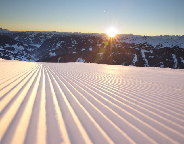 Alpine-skiing-at-the-Skicircus-Saalbach-Hinterglemm-Leogang-Fieberbrunn-1200x800.jpg