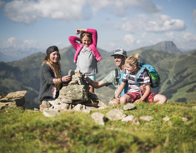 Familienwandern-_-Family-Hike-1200x800.jpg