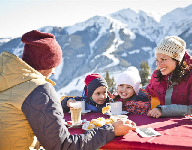 Familiy-at-the-Skicircus-Saalbach-Hinterglemm-Leogang-Fieberbrunn-1200x695.jpg