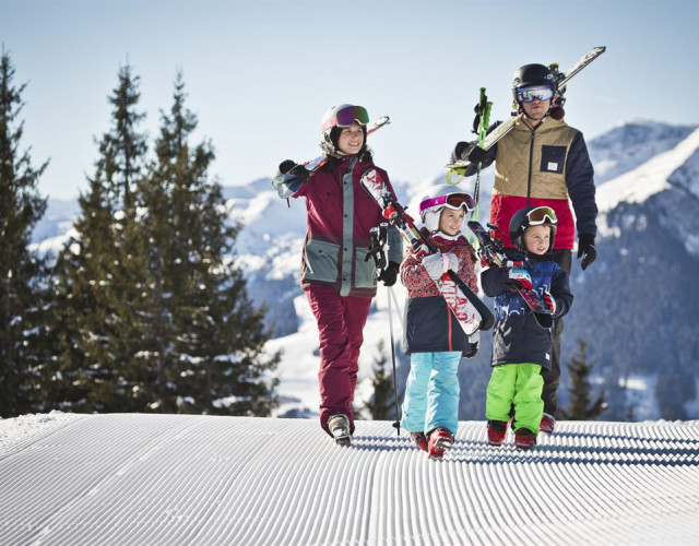 Familiy-at-the-Skicircus-Saalbach-Hinterglemm-Leogang-Fieberbrunn-1200x747.jpg