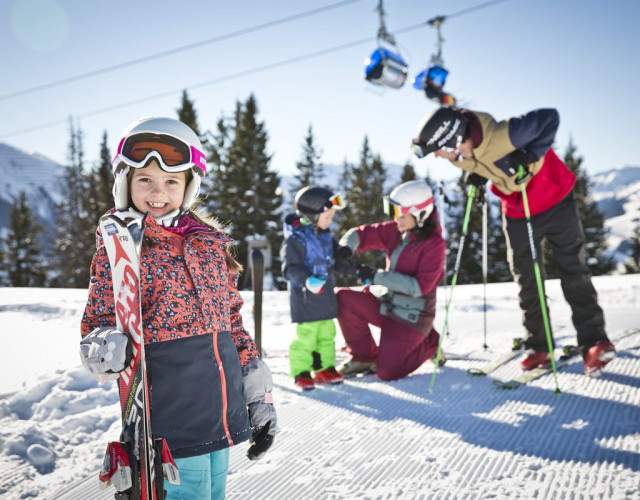 Familiy-at-the-Skicircus-Saalbach-Hinterglemm-Leogang-Fieberbrunn-1200x800.jpg