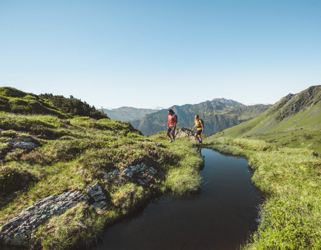 Wandern-_-Hiking-in-Saalbach-Hinterglemm-1200x800.jpg