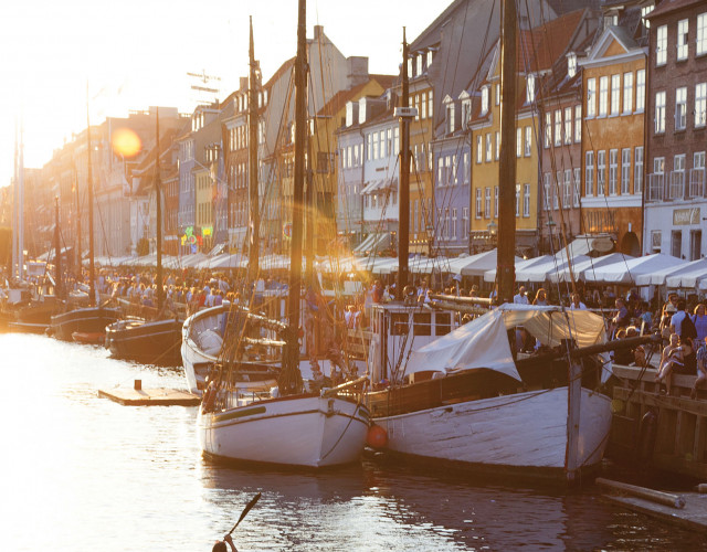 Copenhagen-Nyhavn-two-kayaks-web.jpg