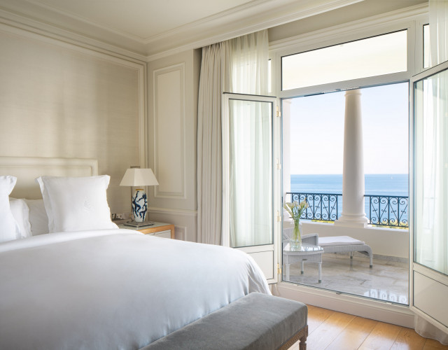 Palace-Seaview-suite-306-bedroom-min.jpg