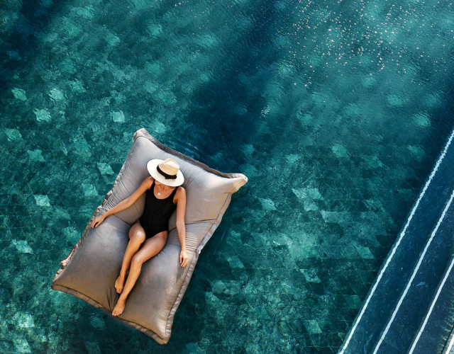 DC_Lifestyle_Ocean_Pool_Girl_Fatboy_01-web.jpg