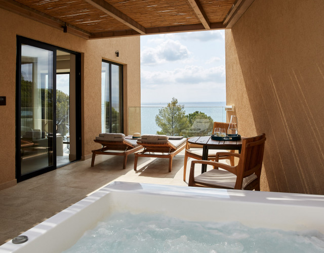 Junior-Suite-Hot-Tub-5_web.jpg