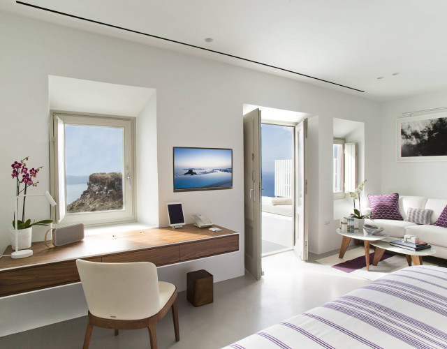 Grace-Santorini_jnr-suite-with-plunge-pool-1.jpg