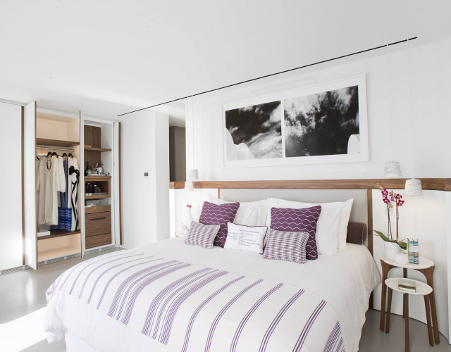Grace-Santorini_jnr-suite-with-plunge-pool-3.jpg
