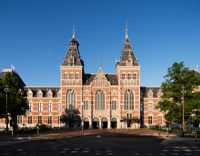 Facade-Rijksmuseum-Blue-Sky-with-trees-Roel-Baeckaert-Rechtenvrij-web.jpg