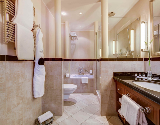 Bathroom-min.jpg