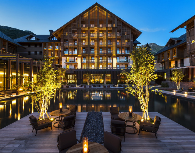 CAM-Dining-The-Courtyard-Night02.jpg