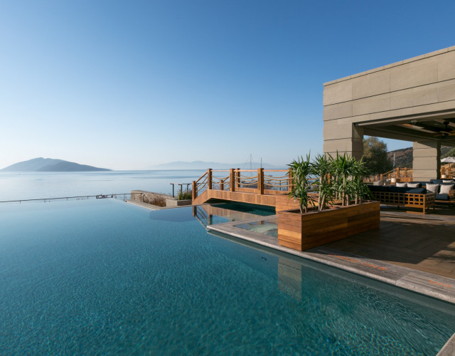 Caresse-Infinity-Pool-2_web.jpg