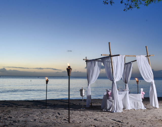 Private-Beach-Dinner-(pano)-web.jpg