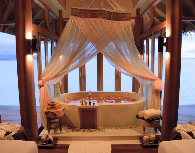 Hi_ADHI_69167950_Anantara_Over_Water_Spa_treatment_room.jpg