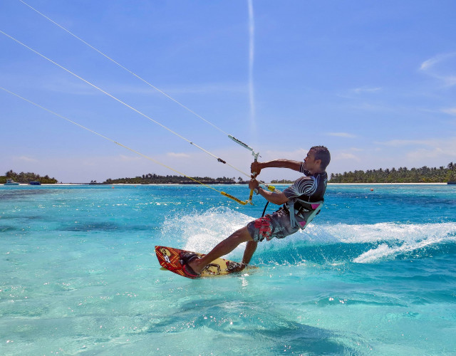 Hi_ADHI_69178473_Kite_surfing_lessons.jpg