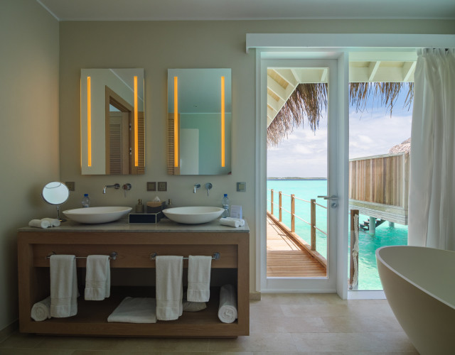 Baglioni_Resort_Maldives_Water_Villa_interior_04_web.jpg