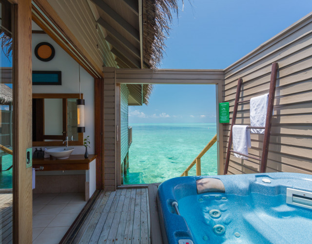 MeeruJacuzziWaterVillaBathroom&JacuzziArea2-web.jpg