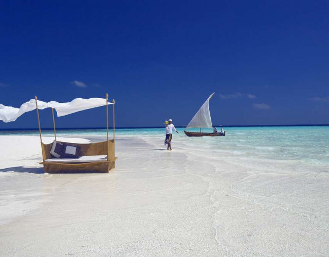 baros-maldives_sandbank-waiter_hr.jpg