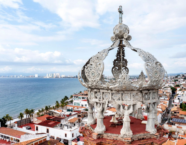 PCL_MJ_Mexico_Puerto-Vallarta_Malecon_Arches_Mariachi_Drone_CTrantina_102121_249_RGB-TB.jpg